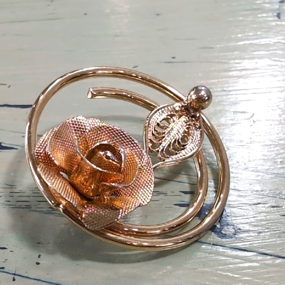 Sarah Coventry | Vintage Gold Tone Floral Rose Leaf Circular Brooch 1" - Picture 2 of 8